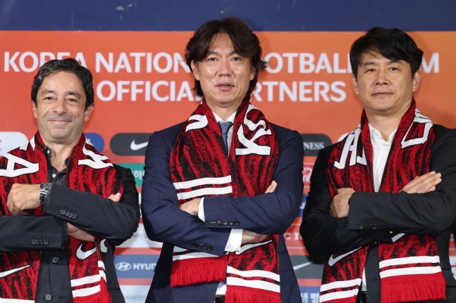 ▲ 홍명보 신임 축구대표팀 감독은 26일 오전 서울 종로구 축구회관에서 9월 A매치에 나설 엔트리를 발표했다. 이번 명단 발표 기자회견에 참석한 아로소 수석 코치는 