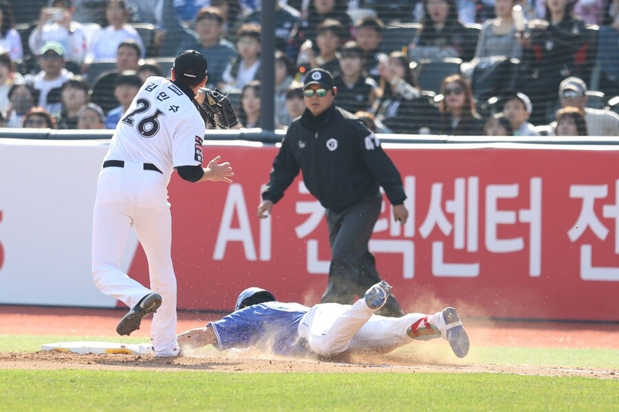 김영웅 밟을까 봐, 차라리 굴러 넘어진 김민수…'동업자 정신' 빛난 두 선수에게 박수를