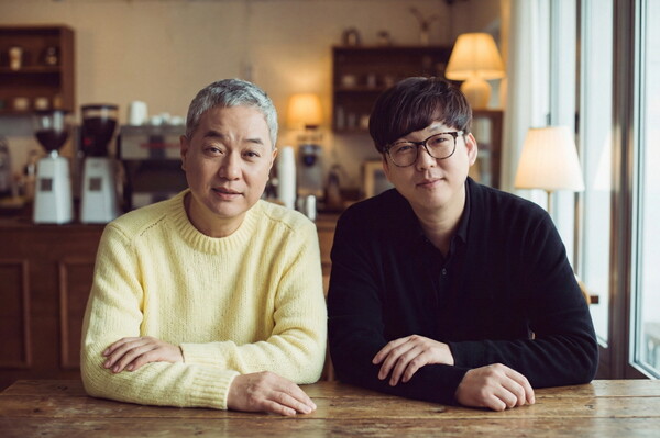 ▲ 가수 변진섭(오른쪽)과 작곡가 하광훈이 22년 만에 다시 뭉쳤다. 한국 가요계에 발라드를 정착시켰다는 평가를 받는 두 사람이 함께 한 신곡 '미스김 라일락'이 7일 공개된다. 제공|어트랙트