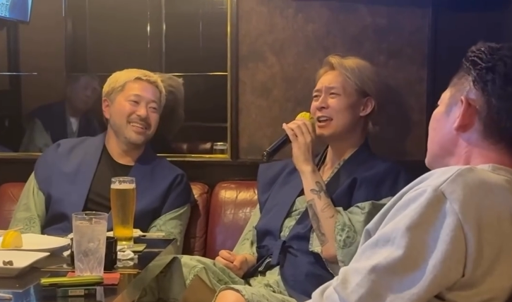 '마약·세금체납 파문' 박유천, 日서 술자리+노래방…직접 올린 근황에 '싸늘'