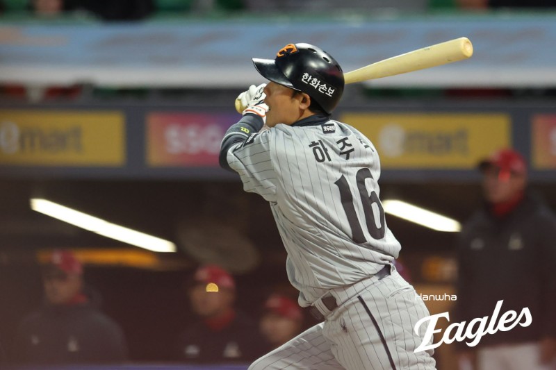▲ 7일 인천 SSG전에서 2-2로 맞선 3회 귀중한 결승 2타점 적시타를 때리며 팀 승리에 공헌한 하주석 ⓒ한화이글스