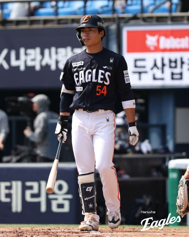 ▲ 고졸 신인 선수가 매번 겪는 상대의 집중 견제와 체력 및 정신적 피로도를 관리해야 하는 오재원 ⓒ한화이글스