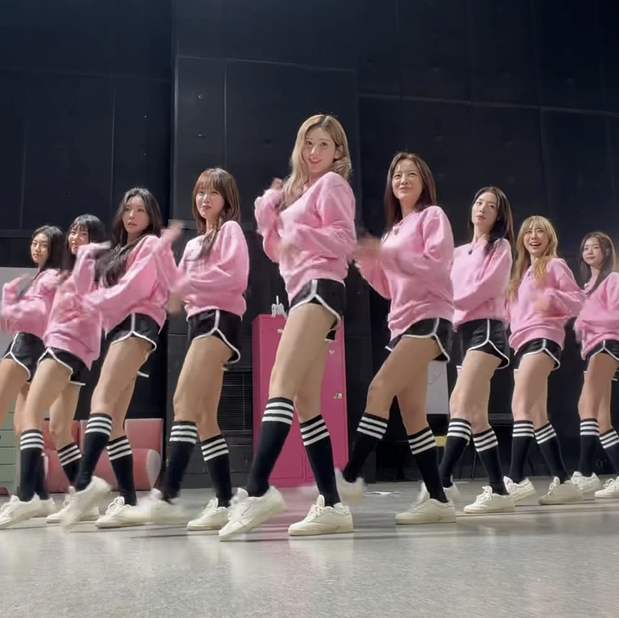 아이오아이, 10년 만에 핑크 단체복 입고 '픽미'…5월 컴백 기대 상승