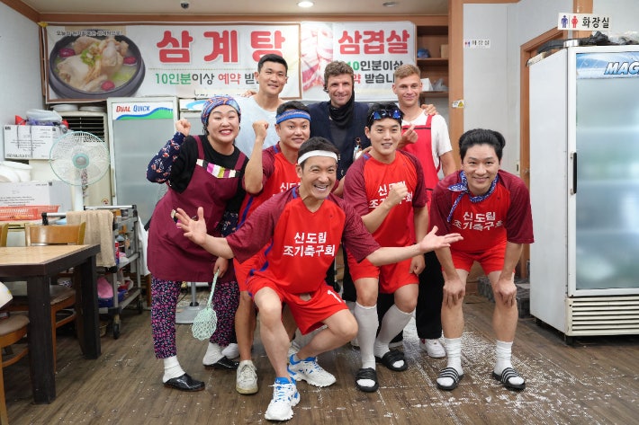 ▲ 바이에른 뮌헨은 2024년 8월 서울월드컵경기장에서 토트넘 홋스퍼(잉글랜드)와 맞붙어 2-1 승리를 거둔 바 있다. 당시 경기뿐 아니라 유명 예능 프로그램 'SNL 코리아'에도 출연해 국내 팬들에게 강렬한 인상을 남겼다. 특히 손흥민과 김민재(사진 뒷줄 맨 왼쪽)를 비롯한 양 팀 선수들이 ‘신도림 조기축구회’ 콘셉트에 참여해 색다른 모습을 보여준 장면은 큰 화제를 모았다. ⓒ 쿠팡플레이