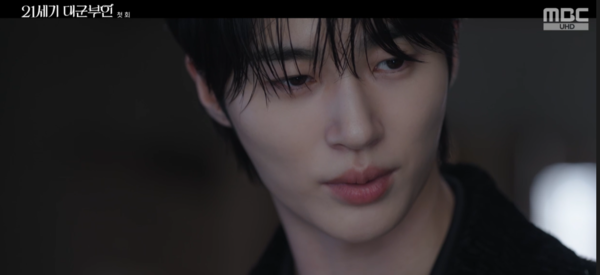 '평민에 서출' 아이유,  공승연에 뺨 맞는 변우석 목격했다('21세기대군부인')