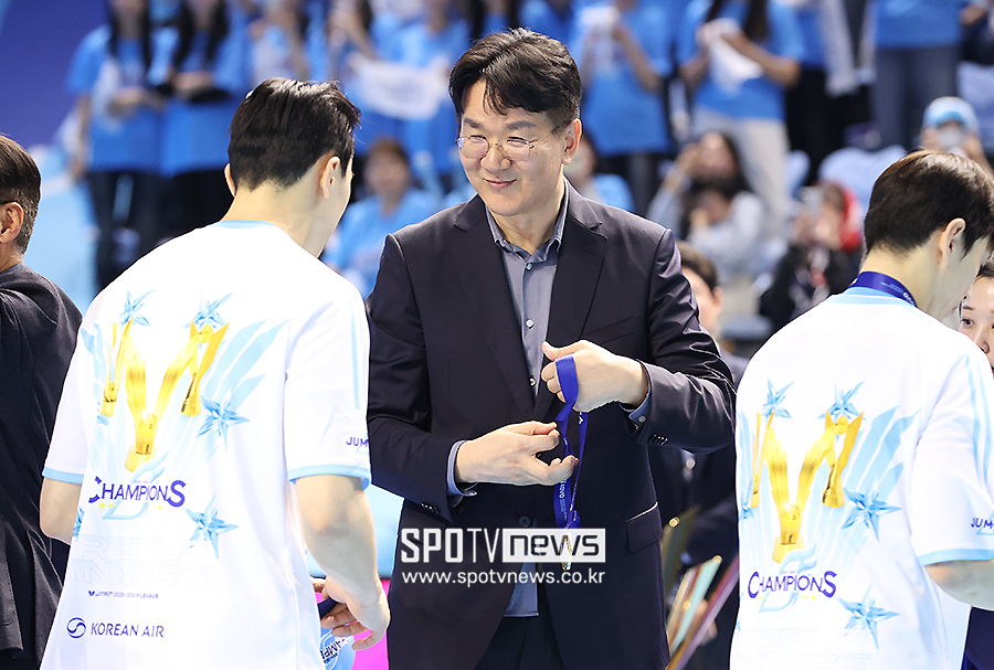 [포토S] 우승 메달 전달하는 조원태 총재