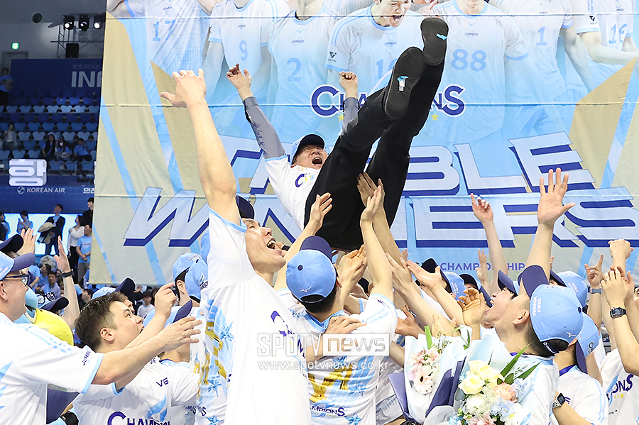 [포토S] 우승 헹가래 받는 조원태 총재