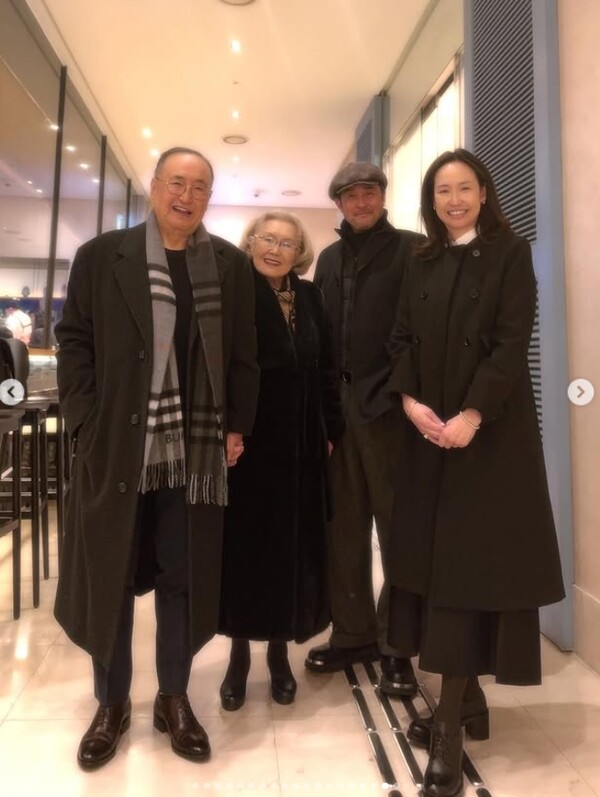▲ 최민수의 아내 강주은이 부모님과 함께한 근황을 공개해 화제다. 출처 l 강주은 SNS