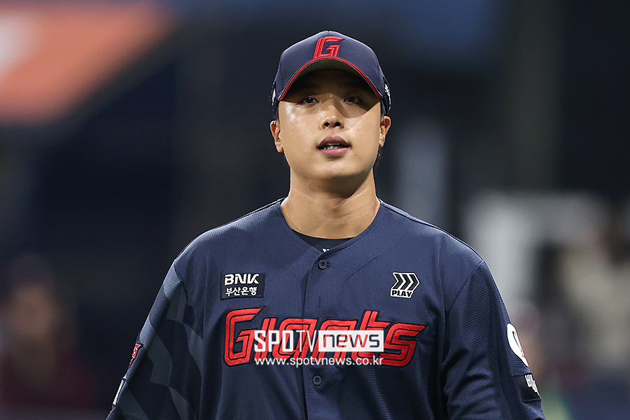 '12G 무실점' 실점하는 법을 잊었다…34년 만에 신인왕 배출? 롯데 대졸루키 감격의 첫 승