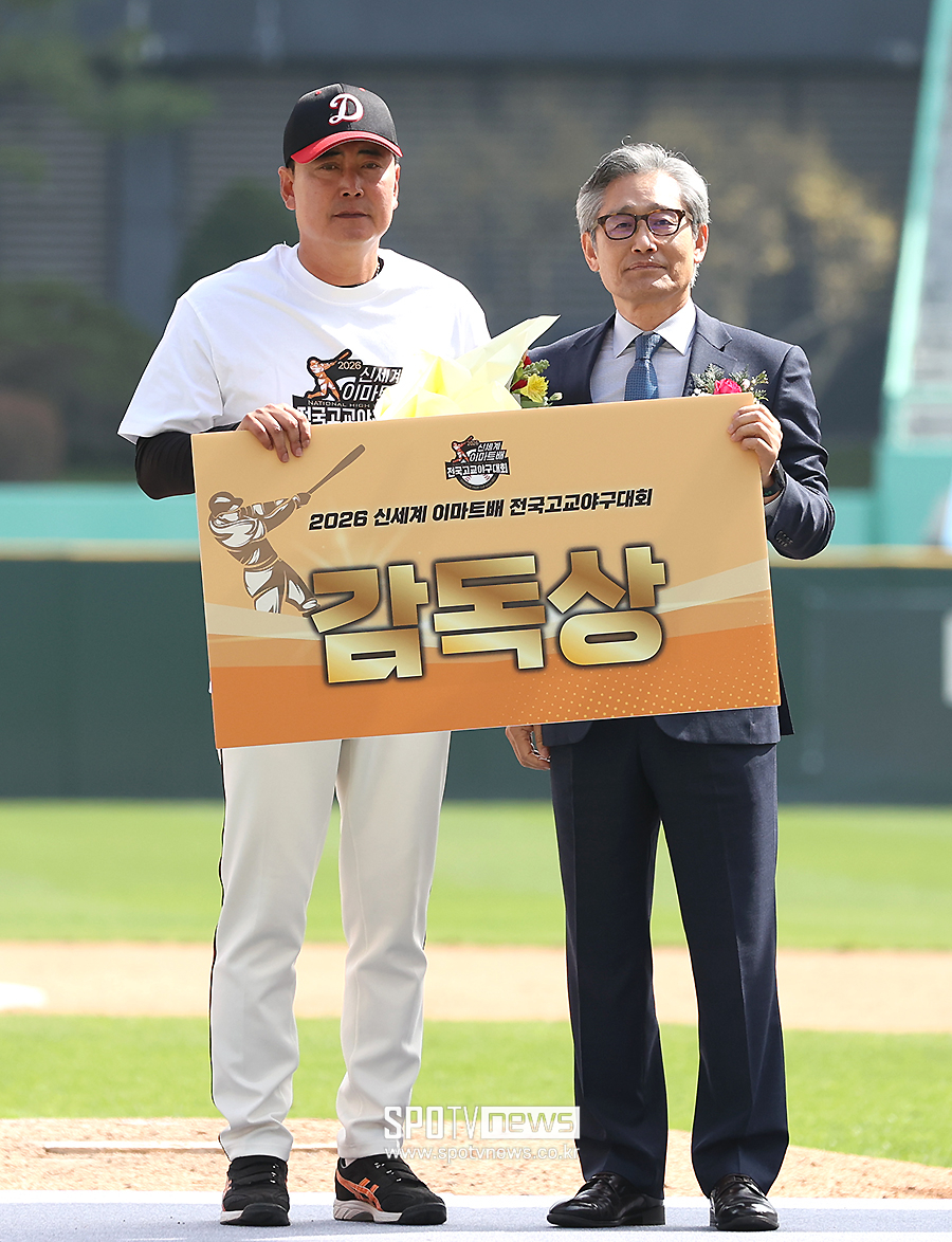 ▲ 덕수고 정윤진 감독 KBS 양해영 회장 ⓒ곽혜미 기자