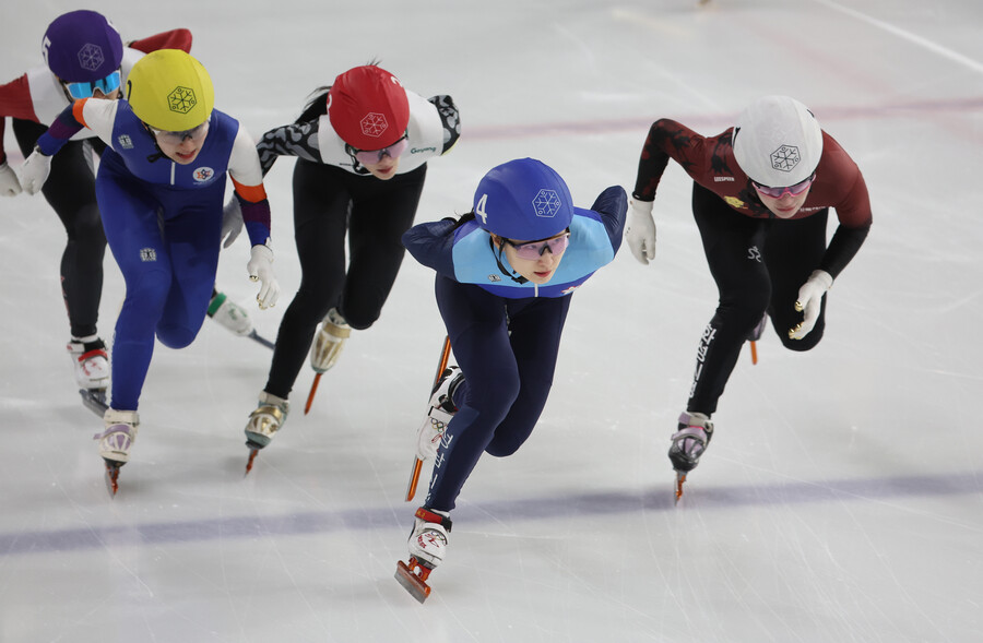 ▲ 최민정(맨 앞 하늘색 유니폼)은 1차 선발대회에서 500ｍ·1000ｍ 1위, 1500ｍ 3위, 2차 대회에선 500ｍ·1500ｍ·1000ｍ 1위를 싹쓸이했다. 단 한 종목을 제외하고 모든 레이스에서 정상에 올라 총점 183점을 쌓았다. 압도적인 종합 우승을 수확했다. ⓒ 연합뉴스