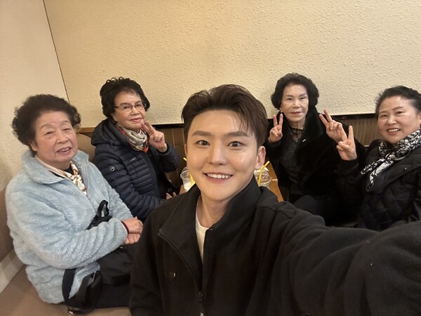 ▲ 지난 8일 방송된 '무명전설'에서 평균연령 80세의 이웃 할머니들과 함께 무대를 꾸민 이도진. 출처|이도진 인스타그램