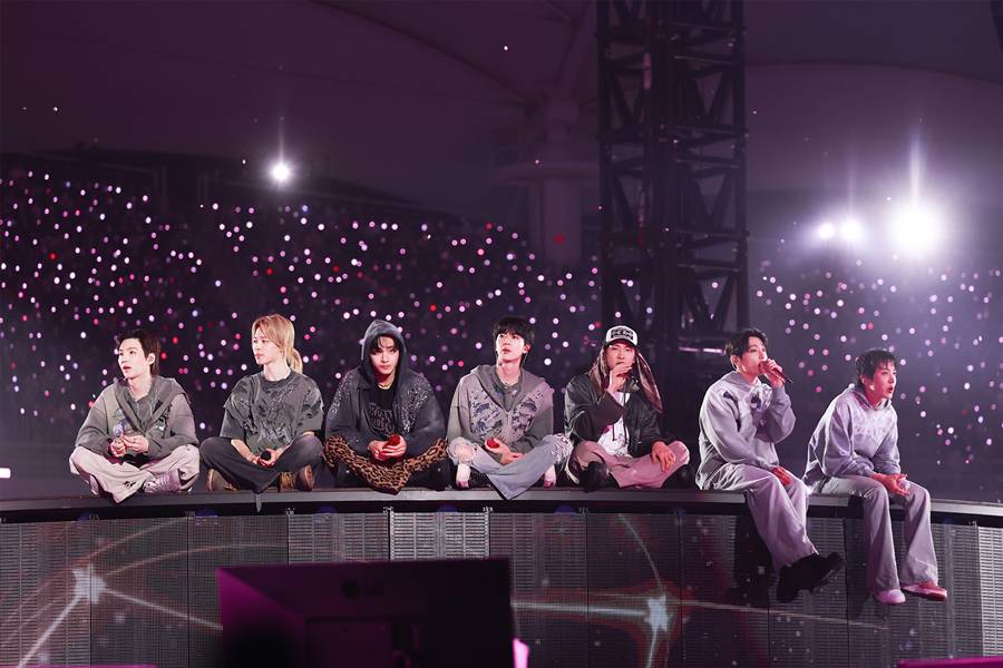 변화한 무대, 변치 않은 마음…방탄소년단, 13만 아미와 연 'BTS 2.0' 서막[현장S]
