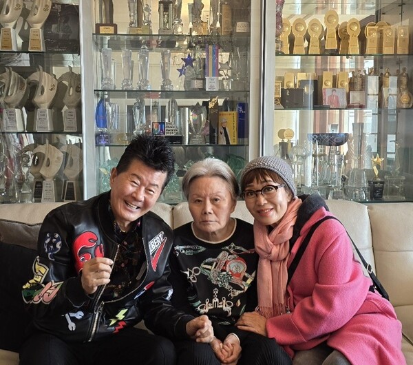 ▲ 하춘화(오른쪽)가 태진아, 옥경이 부부와 포즈를 취하고 있다. 출처|태진아 인스타그램