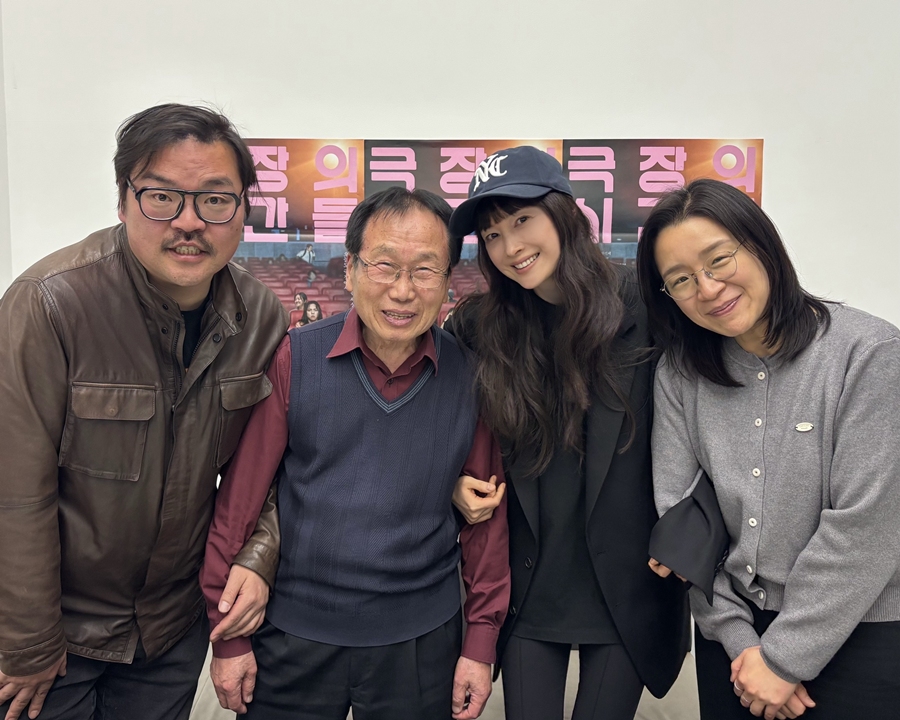 ▲ '극장의 시간들' 씨네토크에 참여한 이나영(왼쪽에서 세번째). 제공|티캐스트