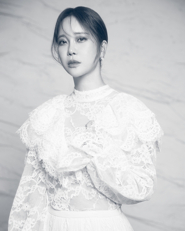 ▲ 작곡가 김형석의 '사계' 프로젝트 첫 번째 트랙의 주인공 백지영. 그는 김 작곡가의 옛 음악 '천국과 지옥 사이'를 리메이크 한다. 제공|트라이어스엔터테인먼트