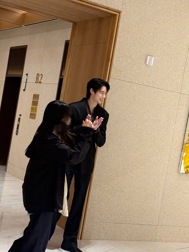 변우석, 직접 공개한 '대군부인' 비하인드…백마 탄 왕자 그 자체