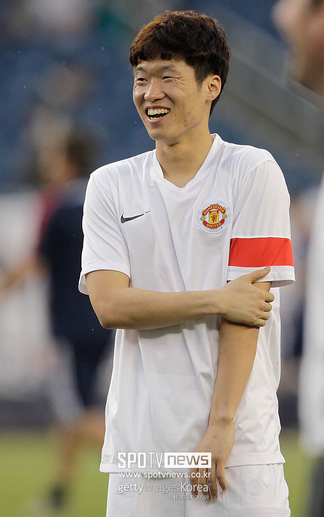 ▲ 오현규를 향한 'EPL 3위' 맨유의 관심은 상징성과 현실성을 동시에 갖는다. 차기 시즌 유럽축구연맹(UEFA) 챔피언스리그(UCL) 진출이 유력한 상황에서 빡빡한 일정과 높은 수준의 경쟁을 버텨낼 수 있는 ‘두터운 선수층’이 절실하기 때문이다. 이 과정에서 활동량과 결정력을 두루 갖춘 오현규가 적임자로 낙점받은 양상이다. 만일 이적이 성사된다면 2005년 박지성(사진) 이후 21년 만에 맨유 유니폼을 입는 첫 한국 선수가 된다. 국내 축구 팬으로 하여금 EPL을 향한 '손흥민 시절급' 열기가 재현될 가능성이 적지 않다.