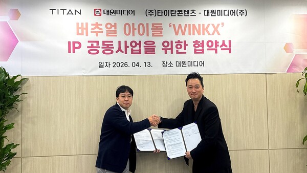 ▲  ㈜타이탄콘텐츠 한세민 의장(오른쪽)과 대원미디어㈜ 정동훈 대표가 버추얼 아이돌 그룹 윙스에 대한 360도 글로벌 IP 사업 공동 전개를 위한 업무협약을 체결하고 악수를 나누고 있다. 제공|타이탄콘텐츠