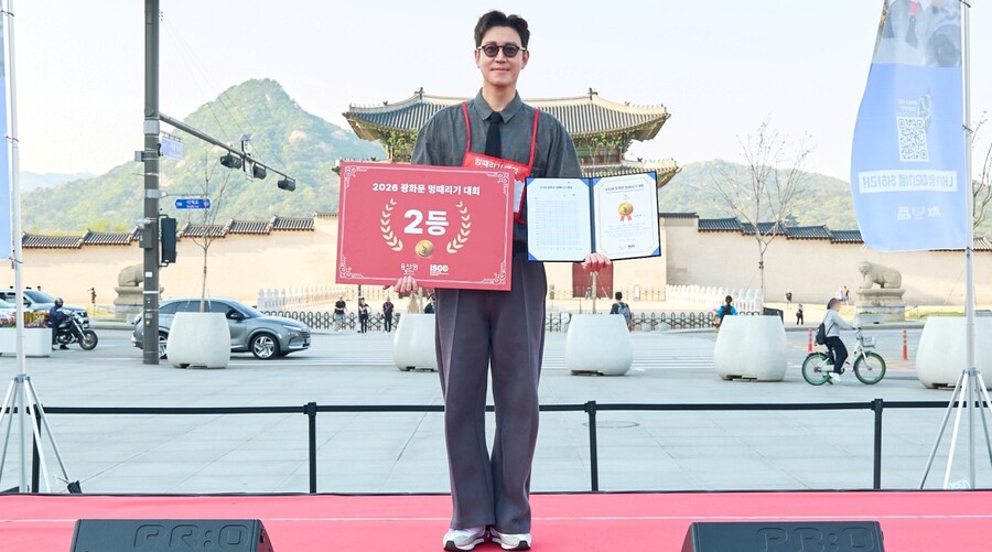 ▲ 배우 최원영이 2026 광화문 멍 때리기 대회 '모두가 자신의 무가치함과 싸우고 있다'에서 2위를 차지했다. 제공|JTBC