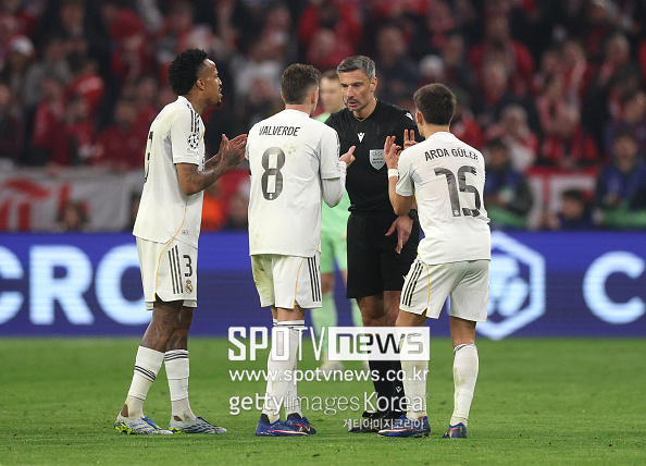 '세상에서 제일 멍청한 퇴장' 시간 지연하다 1년 농사 망쳤다...UCL 최다 우승팀 탈락 원흉 된 카마빙가