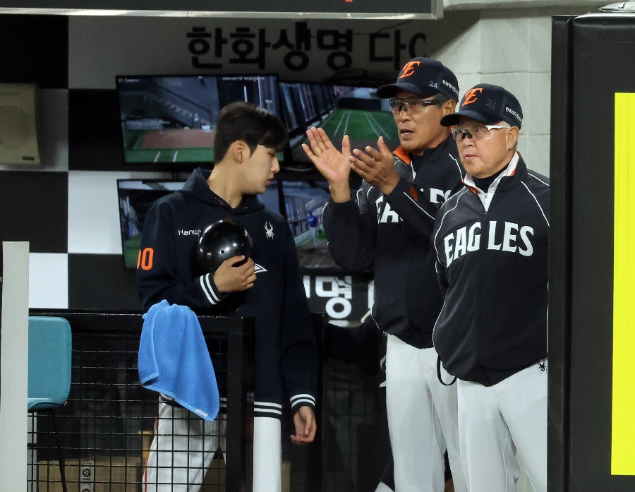▲ 한화 벤치의 모습. 김경문 감독과 양승관 수석코치가 보인다. ⓒ연합뉴스