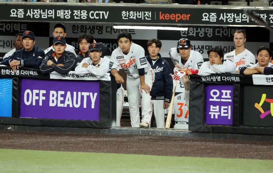 ▲ 한화 덕아웃에 있는 선수들이 경기를 바라보고 있다. ⓒ연합뉴스