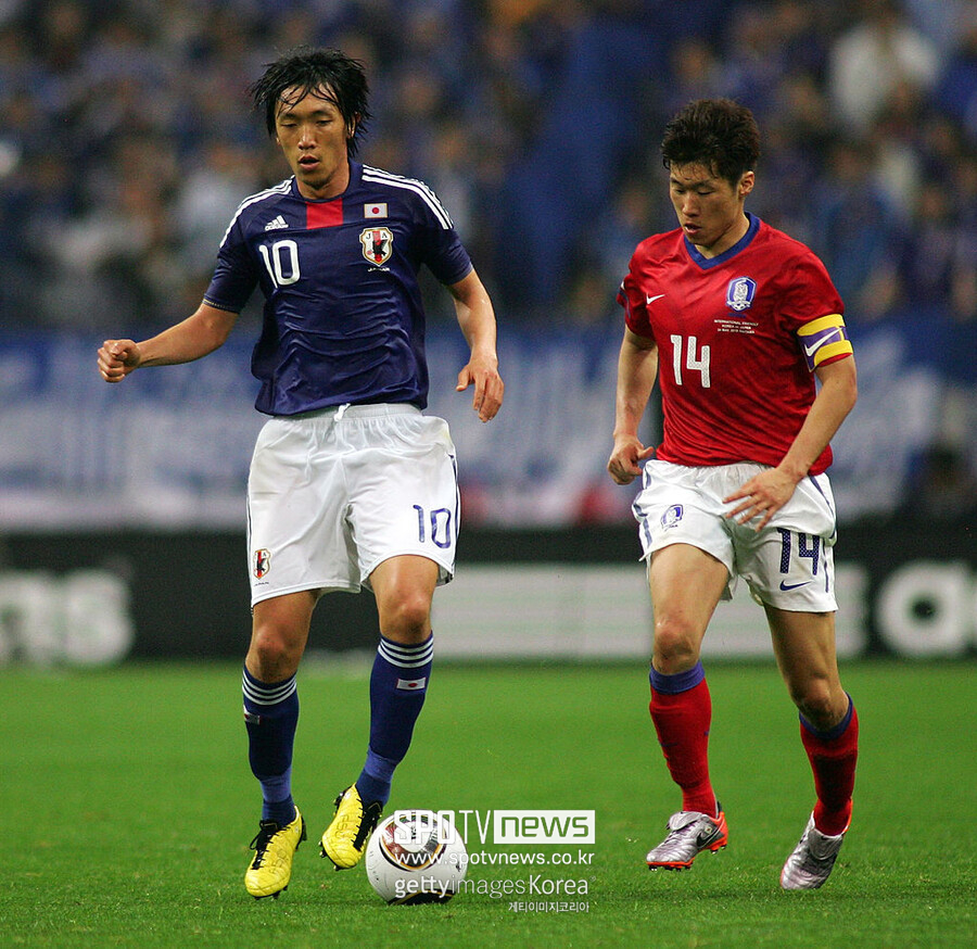 ▲ 일본축구협회(JFA) 내부에서도 기대감은 크다. 야마모토 마사쿠니 JFA 기술위원장은 나카무라 슌스케(사진 왼쪽)가 차기 '사무라이 블루' 감독감으로도 적지 않은 기대를 받는 인물이라 호평했다.