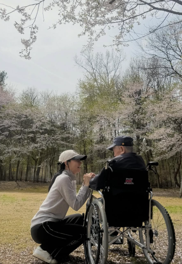 이영애, 휠체어 탄 아버지와 벚꽃 구경 "따뜻한 문호리집"