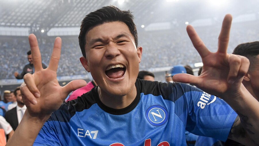 ▲ 2022년 김민재는 SSC 나폴리로 이적해 또 한 번 커리어 전환점을 맞았다. 유럽축구연맹 리그 랭킹 4위인 이탈리아 세리에A도 그에겐 조금 비좁았다. 한 시즌 만에 나폴리 붙박이 주전을 넘어 빗장수비의 나라를 ‘지배하는' 센터백으로 진화하는 데 성공했다. 나폴리 소속으로 33년 만에 팀의 리그 우승을 이끌어 구단 역사에 제 이름을 선명히 새겼다. 세리에A 최고 수비수상도 그의 몫이었다. 아울러 발롱도르 후보에도 올라 월드클래스 센터백으로서 위상을 입증했다. ⓒ 'Eurosport'