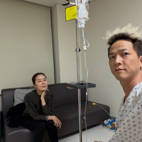 ▲  아내이자 국악인 박애리가 남편 팝핀현준의 곁을 지키고 있다. 출처| SNS