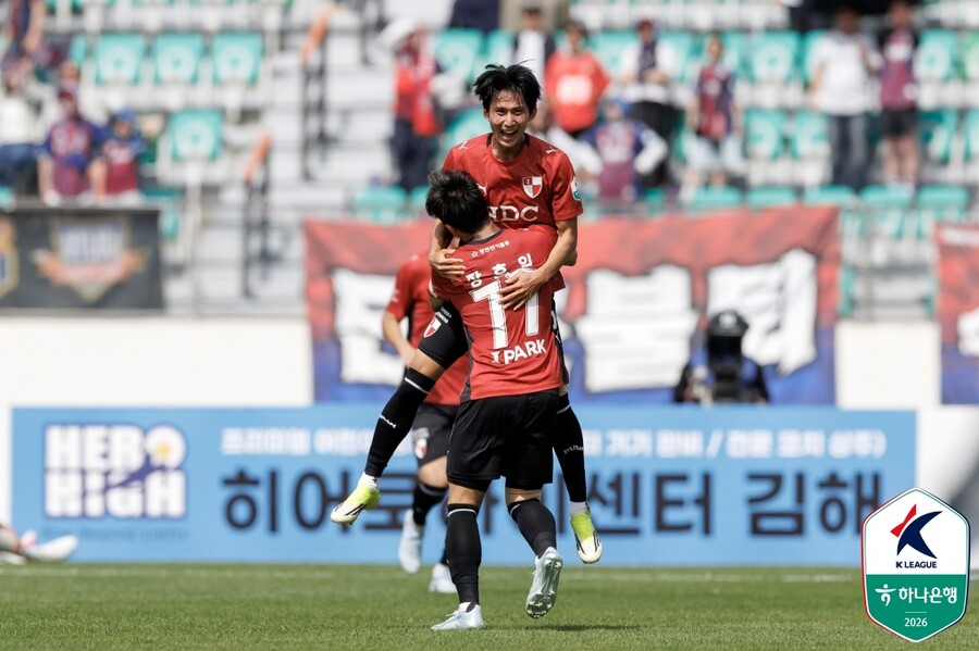 [현장 REVIEW] 해냈다! 7연승! 부산, 수원FC 2-1 꺾고 ‘단독 선두 질주’…다음 상대는 이정효의 수원삼성 