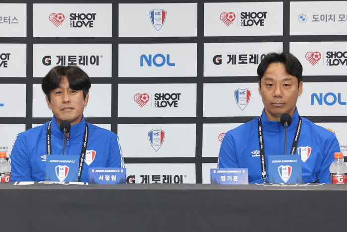 ▲  19일 경기도 수원시 수원월드컵경기장에서 열린 OGFC VS 수원삼성 레전드 매치에 앞서 수원삼성 레전드 서정원(왼쪽)과 염기훈이 기자회견에 참석하고 있다. ⓒ연합뉴스