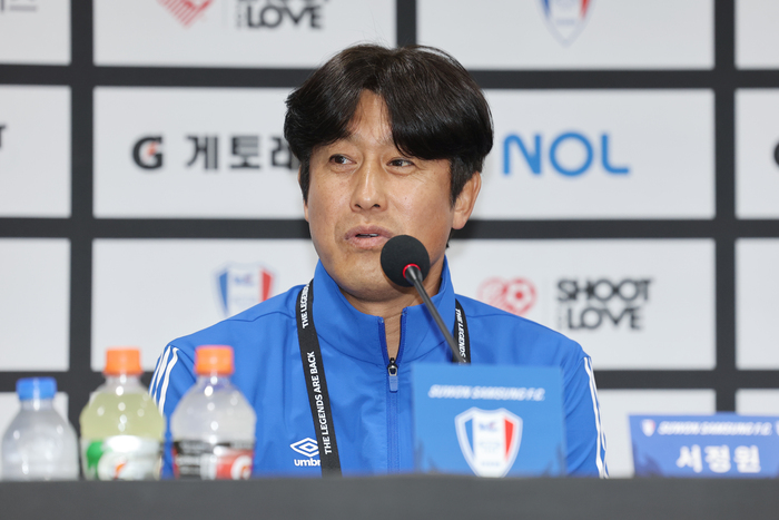 ▲  19일 경기도 수원시 수원월드컵경기장에서 열린 OGFC VS 수원삼성 레전드 매치에 앞서 수원삼성 레전드 서정원이 기자회견에 참석하고 있다. ⓒ연합뉴스
