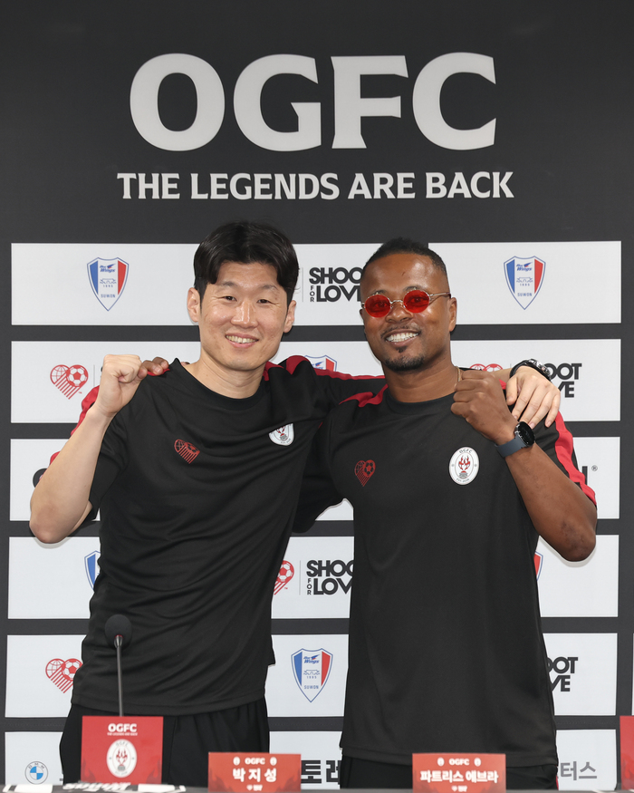 ▲ 19일 경기도 수원시 수원월드컵경기장에서 열린 OGFC VS 수원삼성 레전드 매치에 앞서 OGFC 박지성(왼쪽)과 파트리스 에브라가 함께 포즈를 취하고 있다. ⓒ연합뉴스