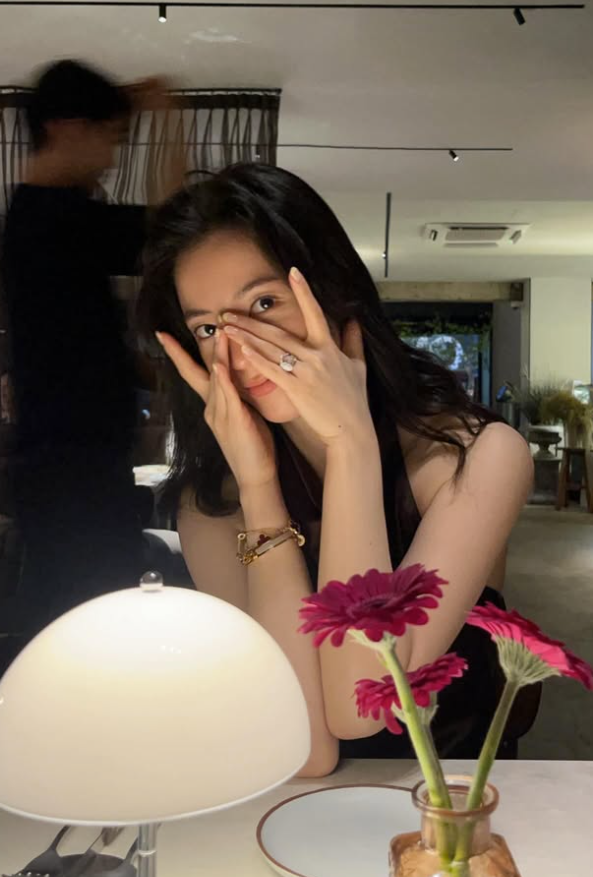 '9월 결혼' 류화영, 프러포즈 받았다…예비 남편 뒷모습+반지 자랑