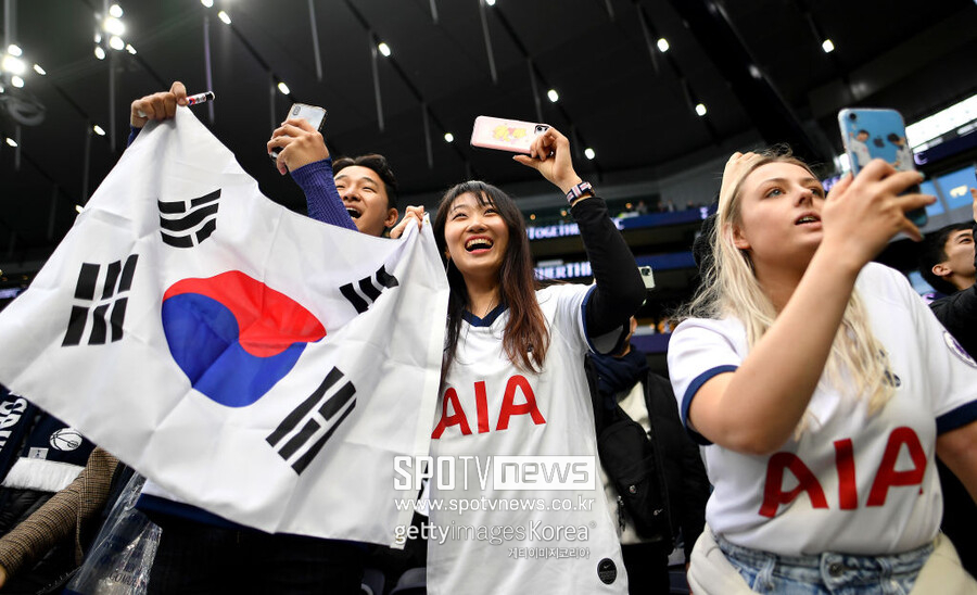 ▲ 황희찬의 EPL 커리어 중단 가능성은 한국 축구에도 시사하는 바가 적지 않다. '양박쌍용'과 이영표(위 사진 왼쪽), 설기현 등이 이어온 코리안리거 21년 계보가 전면 중단됨을 의미하기 때문이다. 한국의 EPL 역사는 박지성(위 사진 오른쪽)에서 시작됐다. 2005년 맨체스터 유나이티드 유니폼을 입고 독일 분데스리가를 누빈 차범근 이후 역대 두 번째 유럽 빅리그에 입성한 박지성은 한국인 최초 EPL 득점과 우승 등을 경험하며 '국내 유럽파' 영국 개척 포문을 열었다. 