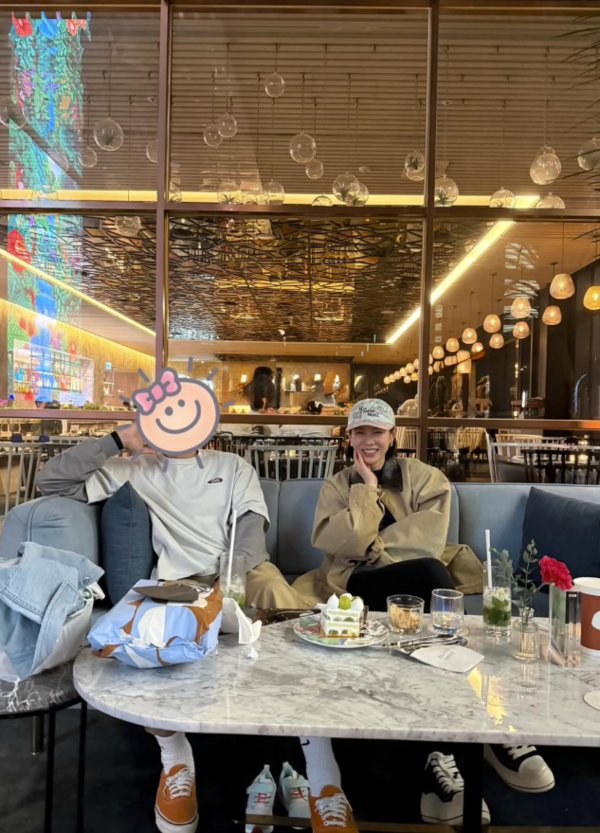 "심하게 감동" 손예진, 세 살 아들이 찍어준  ♥현빈과 커플 사진 공개