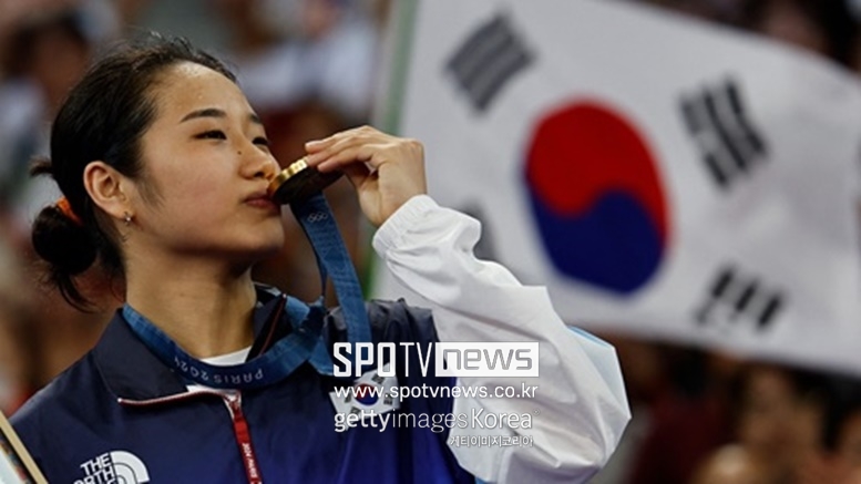 ▲ '메신저 안세영'이 각광받는다 하여 선수로서 경기력이 흔들리는 것도 아니다. 올해 역시 순항을 거듭하고 있다. 이번 시즌 상반기 일정을 채 마치기도 전에 최소 29억 원 이상을 벌어들였다. 파리 올림픽 종료 후 안세영이 강하게 제기했던, 경기력이 곧 브랜드 가치로 직결되는 '선순환 구조'가 현실화된 양상이다. 안세영의 '입'과 '손'이 만들어낸 눈부신 전리품이다.
