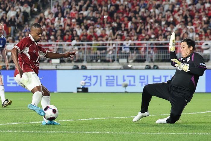 ▲ 19일 경기도 수원시 수원월드컵경기장에서 열린 OGFC VS 수원삼성 레전드 매치에서 OGFC 파트리스 에브라가 슈팅하고 있다.  ⓒ연합뉴스