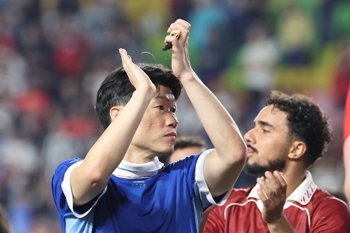 ▲ 19일 경기도 수원시 수원월드컵경기장에서 열린 OGFC VS 수원삼성 레전드 매치가 끝난 뒤 OGFC 박지성이 관중들에게 박수를 보내고 있다.  ⓒ연합뉴스