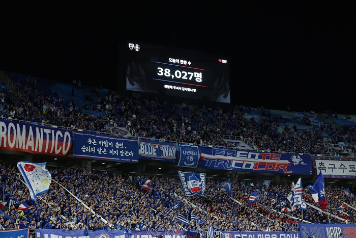 ▲ 19일 경기도 수원시 수원월드컵경기장에서 열린 OGFC VS 수원삼성 레전드 매치에서 수원 서포터즈 프렌테 트리콜로가 놀라운 응원을 펼치고 있다. ⓒ 슛포러브