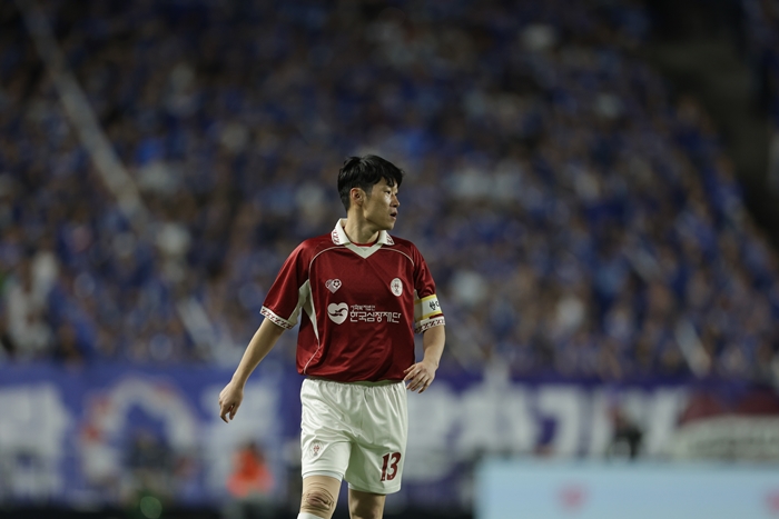 ▲ 19일 경기도 수원시 수원월드컵경기장에서 열린 OGFC VS 수원삼성 레전드 매치에서 OGFC 박지성이 경기장을 누비고 있다. ⓒ 슛포러브