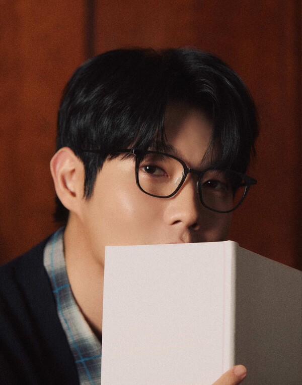 손태진, '느좋 트로트' 통했다…리메이크 앨범 '봄의 약속' 1위~5위 '차트 줄 세우기'