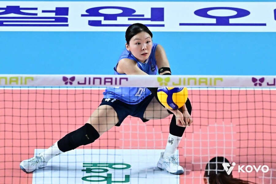 ▲ 여자프로배구 GS칼텍스가 내부 FA 자원이었던 리베로 한수진과 재계약을 맺는 데 성공했다. ⓒKOVO