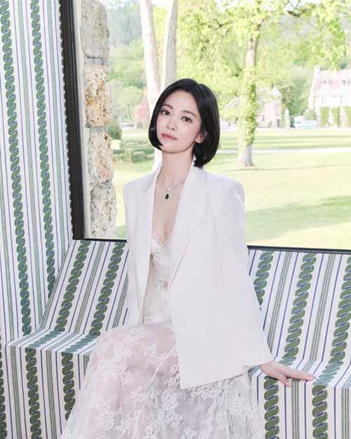 송혜교, 속 훤히 비치는 파격 시스루 드레스…섹시미 폭발