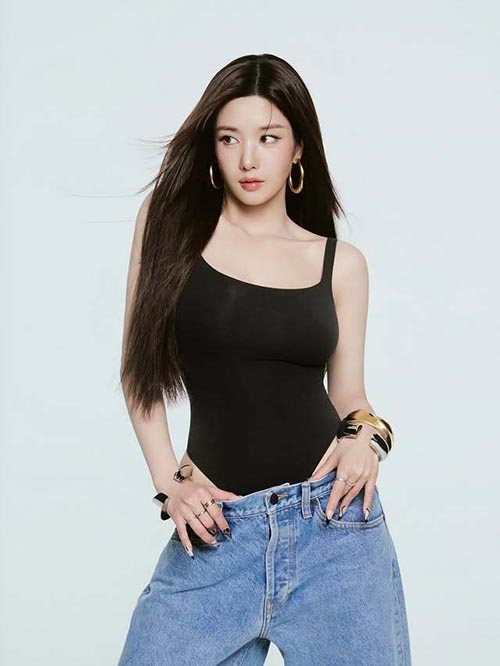 '워터밤 여신' 권은비, 보디슈트 입고 글래머 몸매 자랑