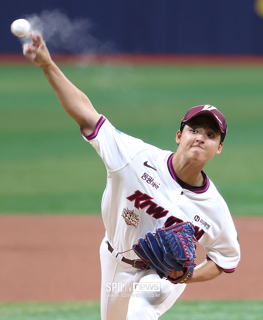 ▲ 키움 히어로즈 신인 우완투수 박준현이 26일 서울 고척스카이돔에서 열린 2026 신한 SOL KBO리그 삼성 라이온즈와의 홈경기에 선발 등판했다. 프로 데뷔전서 5이닝 4피안타 4볼넷 4탈삼진 무실점, 투구 수 95개를 기록했다. ⓒ곽혜미 기자