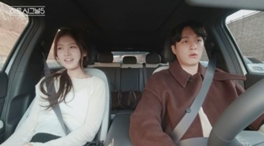 ▲ 김민주가 김성민에게 직접적으로 호감을 표할 뻔해 당황한다. 제공|채널A ‘하트시그널5’