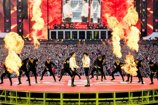 동방신기, '톱클래스'는 영원…해외 아티스트 사상 '최초·최다' 닛산스타디움 공연 대성황
